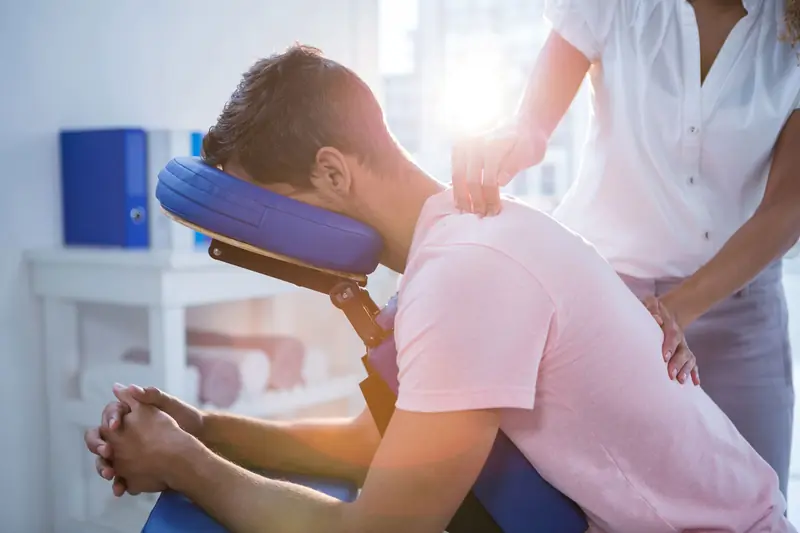 Massage assis AMMA sur chaise ergonomique